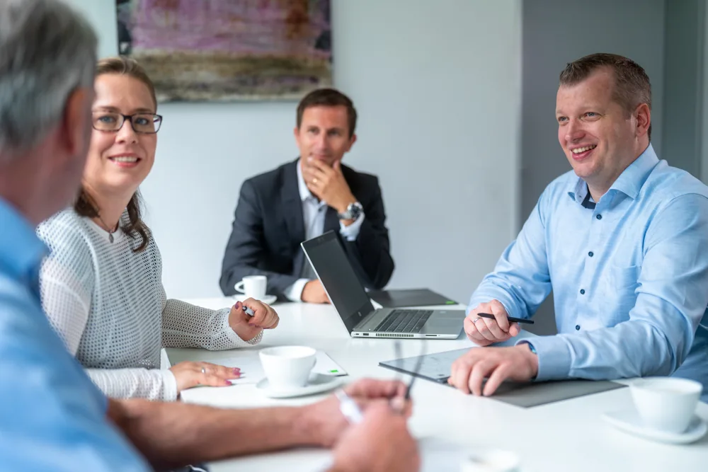 nu:version-Team in offener Arbeitsatmosphäre — Zusammenarbeit auf Augenhöhe